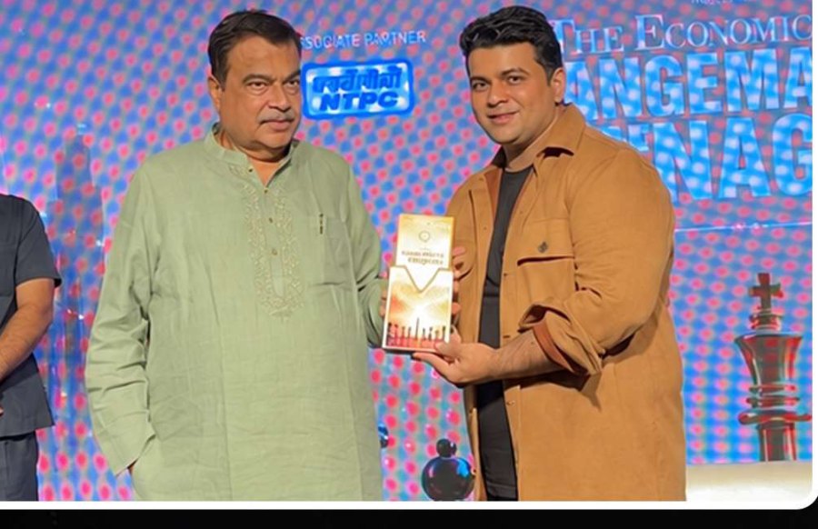 Viral Sakhiya receiving the Change Maker Award from Shri Nitin Gadkari